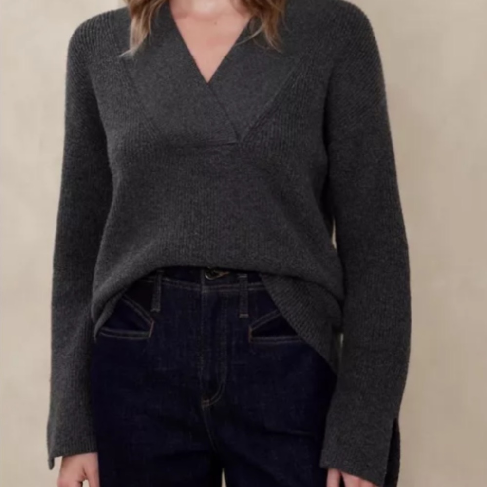 NWT Banana Republic Wide Neck-Trim Pullover Sweater Dark Grey V-neck (size M)